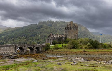 Eilean Donan Kalesi, İskoçya 'nın batı Highlands, İngiltere' deki Loch Duich, Loch Long ve Loch Alsh adalarının birleştiği yerde kurulmuştur.