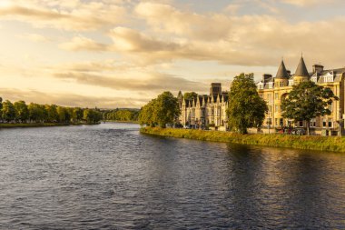 İskoçya 'nın kuzeydoğu kıyısındaki Inverness' ten geçen Ness Nehri. Inverness, İskoçya 'nın en büyük şehri ve kültürel başkentidir. İskoçya, Birleşik Krallık