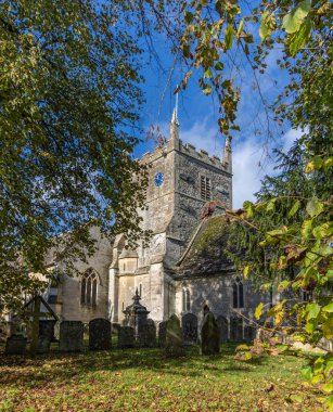 Gloucestershire, Güney Cerney, İngiltere 'deki Cotswold semtinde bulunan Cadılar Bayramı Kilisesi 14. Yüzyıl Anglikan Kilisesi