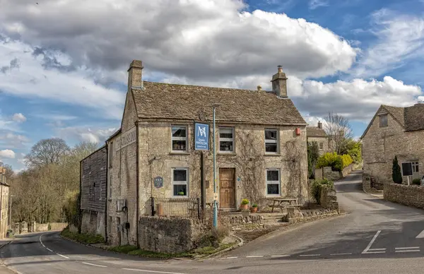 17. yüzyıl Cross Inn / Queen Matilda halk evi, Avening, The Cotswolds, Gloucestershire, Birleşik Krallık