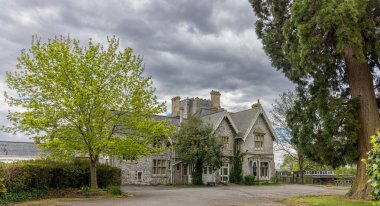 19. yüzyıl Claremont Okulu, başlangıçta bir çikolata girişimcisi tarafından inşa edilmişti şimdi ise özel ihtiyaçları olan çocuklar için bir okul, Henleaze, Bristol, Birleşik Kindom