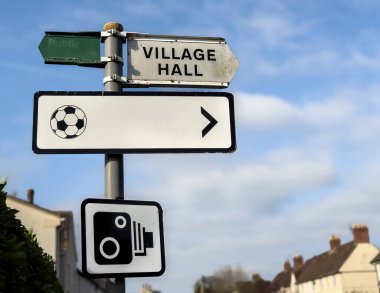 İngiltere 'nin Cotswold köyünde çoklu yol işareti