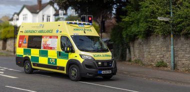 NHS Ambulansı acil çağrıya cevap veriyor, Stroud Bölgesi, Gloucestershire, Birleşik Krallık
