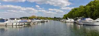 Gloucester Keskinlik Kanalı 'na demirlemiş mavnalar Keskinlik, Gloucestershire, Birleşik Krallık