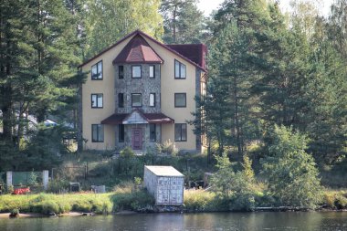 Rusya 'nın Leningrad Oblastı' nın kuzeydoğusundaki Svir Nehri 'nin kıyısında büyük modern tarz mimari evi. Nehir Onega Gölü 'nden Ladoga Gölü' ne akar ve Avrupa 'nın en büyük iki gölünü birbirine bağlar..