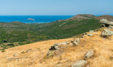 Kuzey Corse, Fransa 'daki Giraglia Adası ile panoramik manzara.