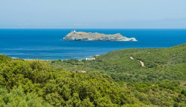 Kuzey Corse, Fransa 'daki Giraglia Adası ile panoramik manzara.