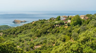 Baragogna köyünün panoramik manzarası, Morsiglia yakınlarındaki Cape Corse, Kuzey Korsika, Fransa.