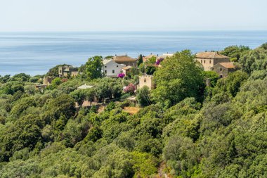 Baragogna köyünün panoramik manzarası, Morsiglia yakınlarındaki Cape Corse, Kuzey Korsika, Fransa.