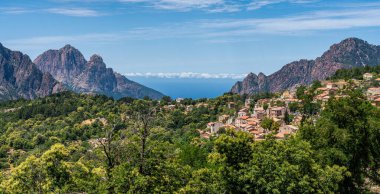 Calanques de Piana olarak bilinen manzaralı kaya oluşumlarıyla güzel bir deniz manzarası. Corse, Fransa.