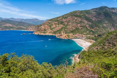 Porto köyü ile güzel bir deniz manzarası. Corse, Fransa.