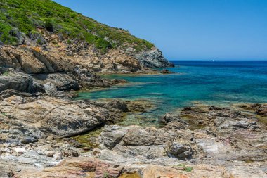 Tollare köyünde güzel bir manzara, bir yaz sabahı, Ersa yakınlarında, Cap Corse, Corsica, Fransa.