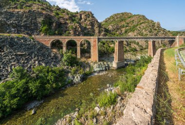 Kuzey Corse, Fransa 'daki Golo nehri üzerindeki manzara köprüsü.
