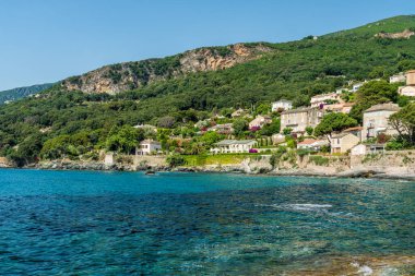 Bir yaz sabahı, Fransa 'nın Korsika, Cap Corse şehrinde Erbalunga' nın pitoresk köyü..