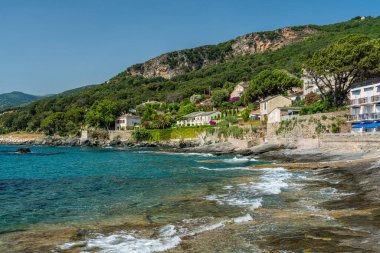 Bir yaz sabahı, Fransa 'nın Korsika, Cap Corse şehrinde Erbalunga' nın pitoresk köyü..