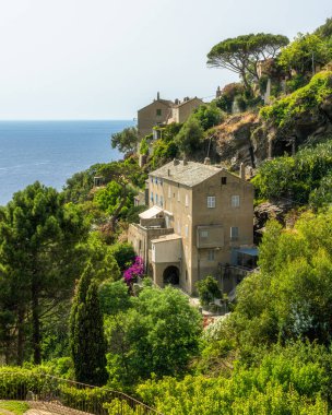 Güzel Nonza köyü bir yaz öğleden sonra, Corse, Fransa 'da..