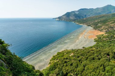 Nonza yakınlarındaki güzel siyah plaj bir yaz öğleden sonra, Corse, Fransa 'da..