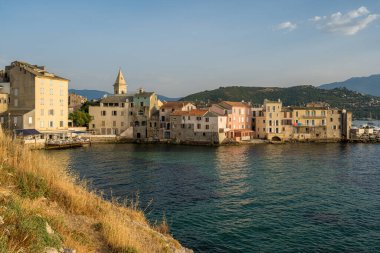 Saint Florent (San Fiorenzo) adlı senaryografik köy bir yaz öğleden sonra, Fransa 'nın Corse kentinde.