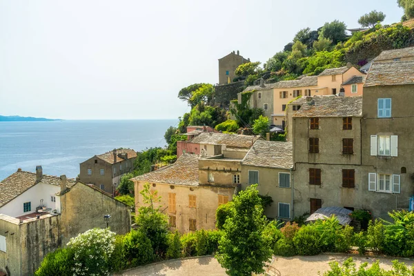 フランスのコルセで夏の午後にノンザの美しい村 — ストック写真