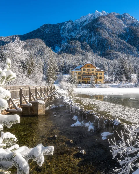 Solig Vintermorgon Vid Snöig Och Iskall Sjö Dobbiaco Provinsen Bolzano — Stockfoto