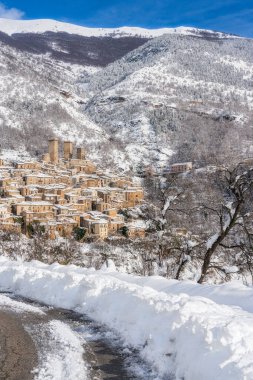 Kış sezonunda kar kaplı Pacentro panoramik görünümü. Abruzzo, Italya.
