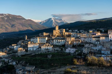 Bir kış öğleden sonra Capestrano 'nun güzel köyü, L' Aquila ili, Abruzzo, İtalya.