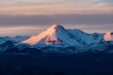 Gün batımında Capestrano 'dan görüldüğü gibi kar tepeli Monte Camicia. Abruzzo, İtalya.