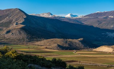 Karla kaplı Monte Camicia, Capestrano 'dan görüldüğü gibi. Abruzzo, İtalya.
