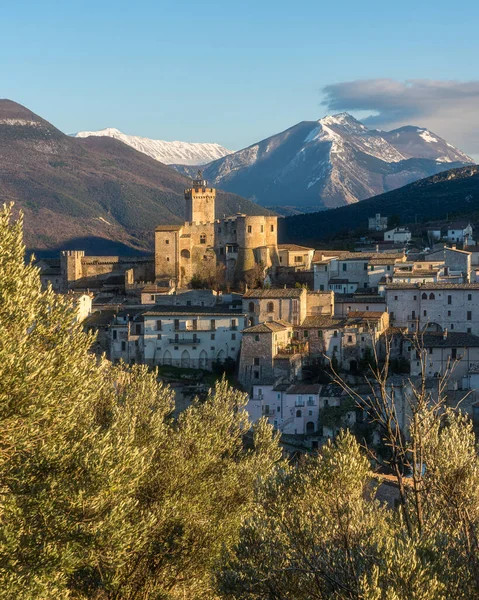Bela Aldeia Capestrano Uma Tarde Inverno Província Aquila Abruzzo Itália — Fotografia de Stock