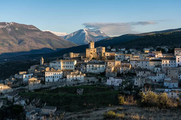 Bela Aldeia Capestrano Uma Tarde Inverno Província Aquila Abruzzo Itália — Fotografia de Stock