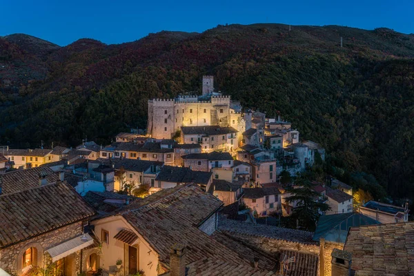 シネト ロマーノの風景村は ローマ ラツィオ イタリア中央部の州で 夕方に点灯しました — ストック写真