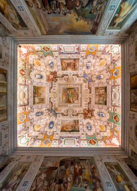 Caprarola, Viterbo, Lazio, İtalya 'daki Farnese Sarayı' nda freskli muhteşem bir kasa. Mart-02-2020