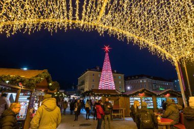 Avusturya 'daki güzel ve renkli Innsbruck Noel Pazarı. 15 Aralık 2022