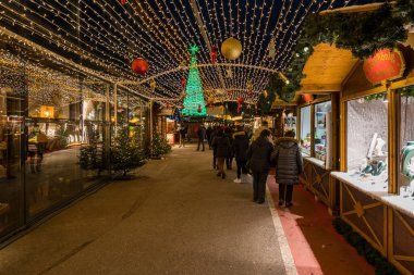 Avusturya 'daki güzel ve renkli Innsbruck Noel Pazarı. 15 Aralık 2022