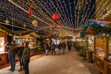 Avusturya 'daki güzel ve renkli Innsbruck Noel Pazarı. 15 Aralık 2022