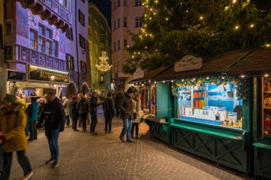 Avusturya 'daki güzel ve renkli Innsbruck Noel Pazarı. 15 Aralık 2022