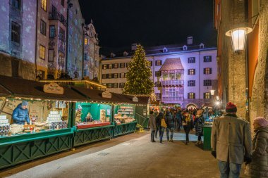 Avusturya 'daki güzel ve renkli Innsbruck Noel Pazarı. 15 Aralık 2022