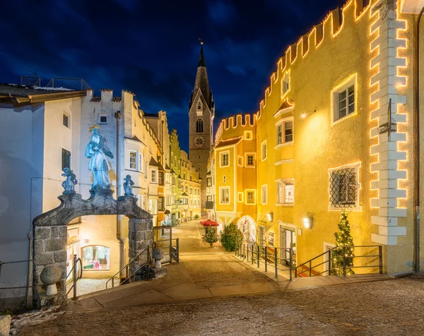 Kolorowe Stare Miasto Bressanone Podczas Świąt Bożego Narodzenia Wieczorem Trentino — Zdjęcie stockowe