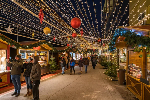Όμορφη Και Πολύχρωμη Χριστουγεννιάτικη Αγορά Innsbruck Στην Αυστρία 2022 Δεκεμβρίου — Φωτογραφία Αρχείου