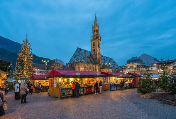 Noel Zamanı Akşamları Güzel Bolzano Kasabası Aralık 2022 — Stok fotoğraf
