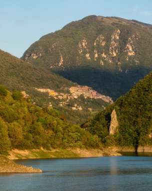 Turano Gölü 'nde panoramik manzara, Rieti ilinin güzel bir köyü. Lazio, İtalya.