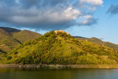 Turano Gölü 'ne bakan Antuni harabeleri. Rieti ili. Lazio, İtalya.