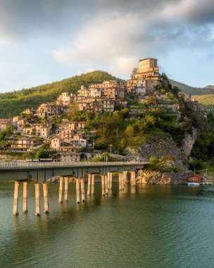 Turano Gölü, Rieti ilinde güzel bir köy ile Castel di Tora panoramik manzara. Lazio, İtalya.