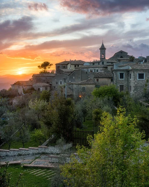 İtalya 'nın orta kesimindeki Frosinone, Lazio ilinin antik kenti Arpino' da günbatımı manzarası.