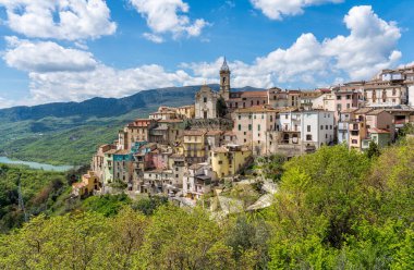 Colledimezzo 'nun panoramik manzarası, Chieti Eyaleti' nin güzel köyü, Abruzzo, orta İtalya.