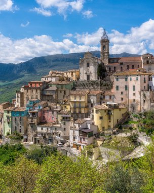 Colledimezzo 'nun panoramik manzarası, Chieti Eyaleti' nin güzel köyü, Abruzzo, orta İtalya.