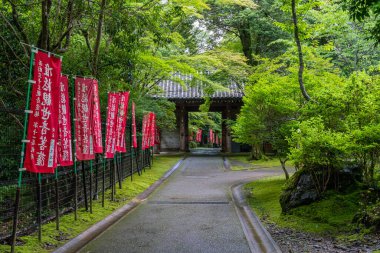 Güzel Daigo-ji Tapınağı ve onun yaz mevsiminde bahçesi. Kyoto, Japonya.