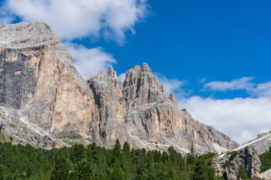 İtalya 'nın kuzeyindeki Trentino Alto Adige' deki Vajolet Kuleleri yakınlarındaki güzel alp manzarası.