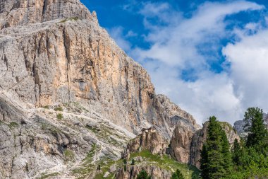İtalya 'nın kuzeyindeki Trentino Alto Adige' deki Vajolet Kuleleri yakınlarındaki güzel alp manzarası.