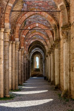 San Galgano Manastırı 'ndan manzara perspektifi, Chiusdino yakınlarında, Pisa ili, Toskana, İtalya.